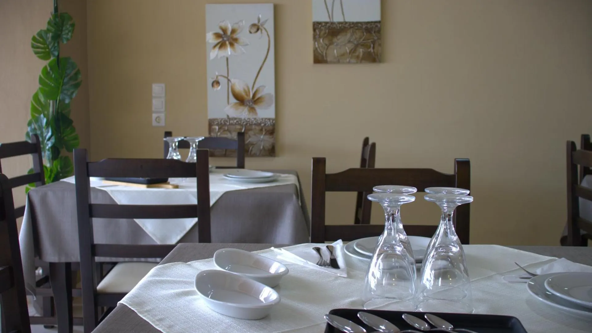 Anel Rooms Himare 0*,  Albania